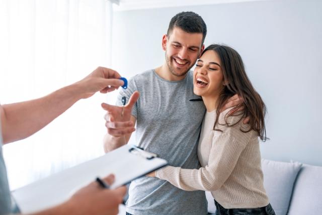 couple recieving keys to their home
